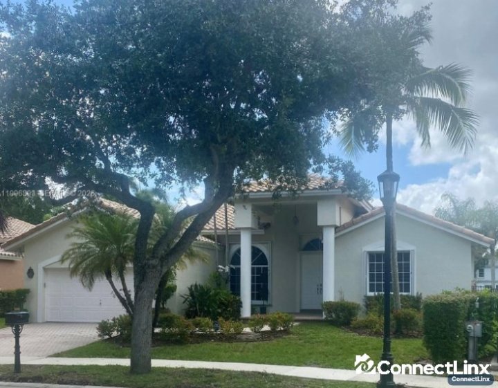 5 bed House in Weston