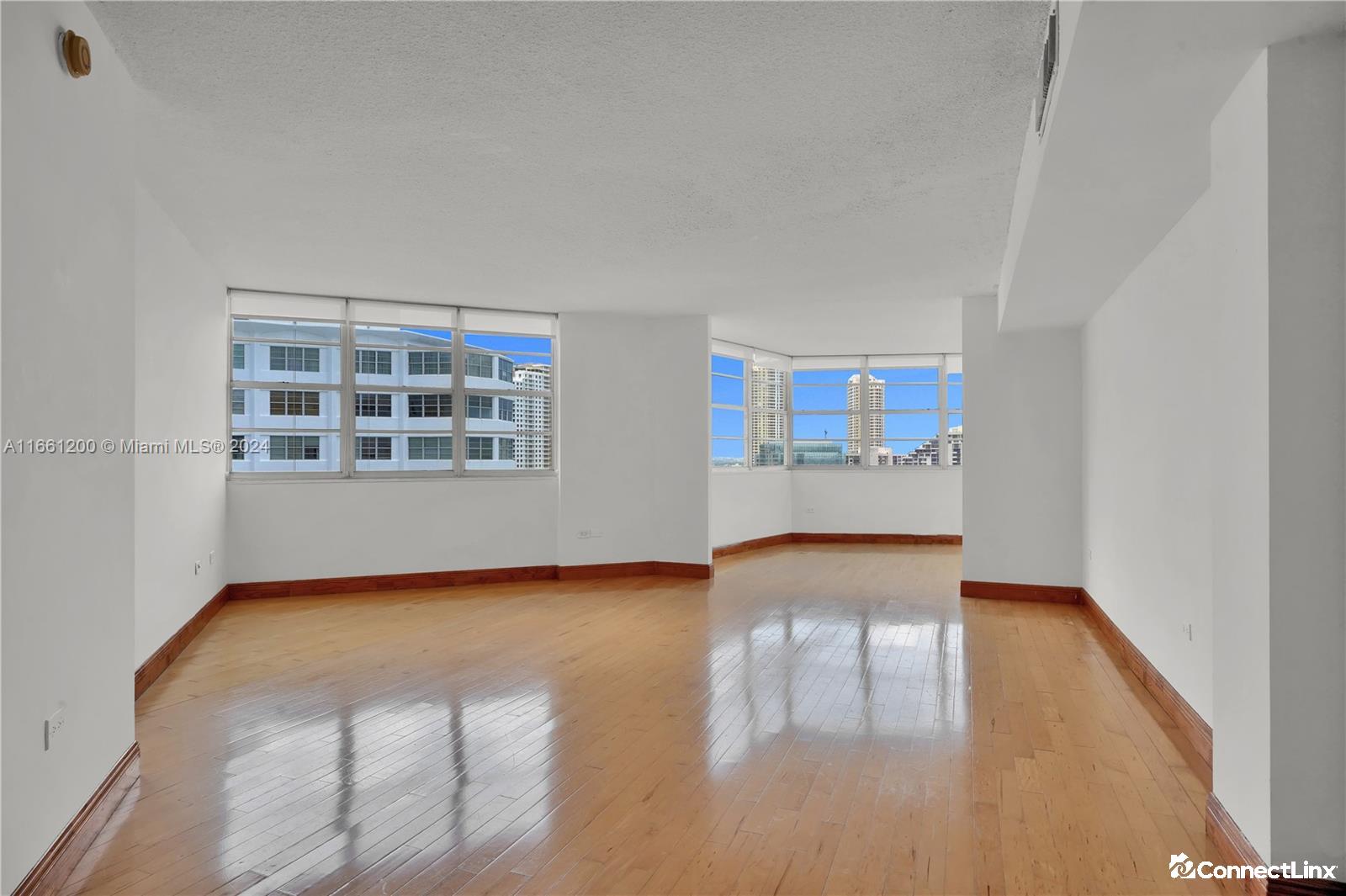 Photo 3 of 1 bed condo in Miami
