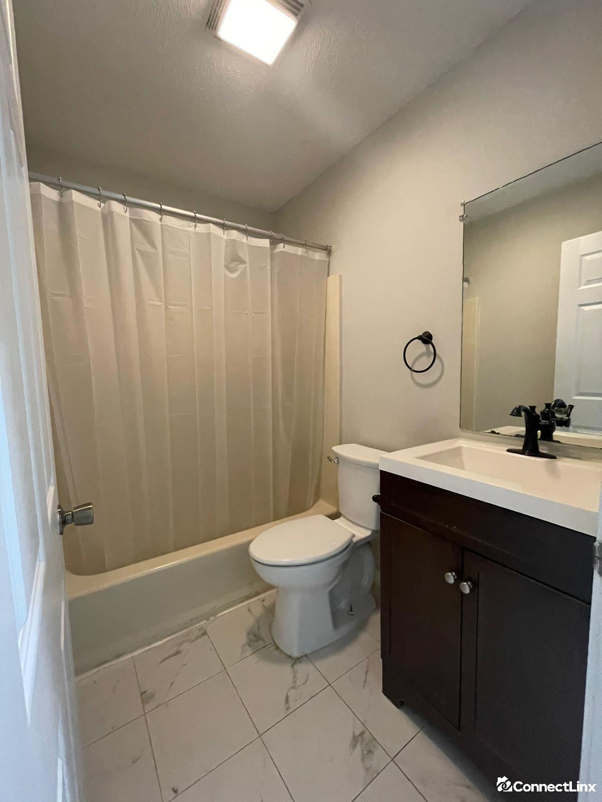Photo 4 of 5 bed apartment in New Haven