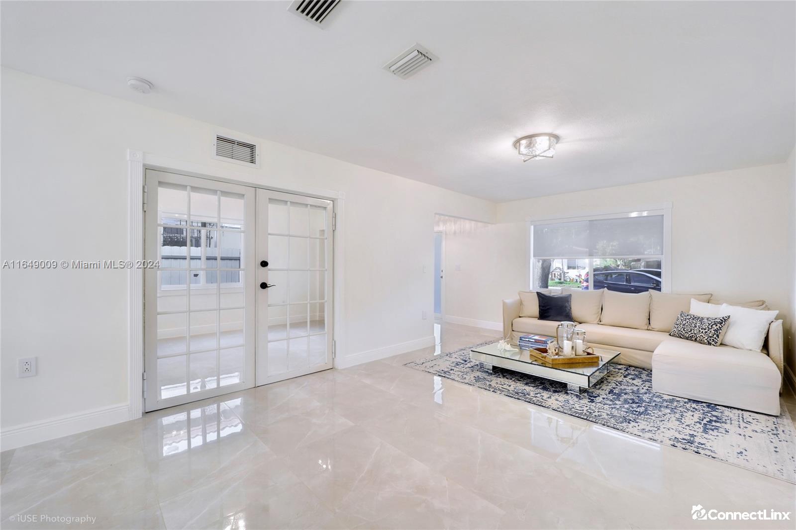 Photo 2 of 3 bed single family home in Coral Gables