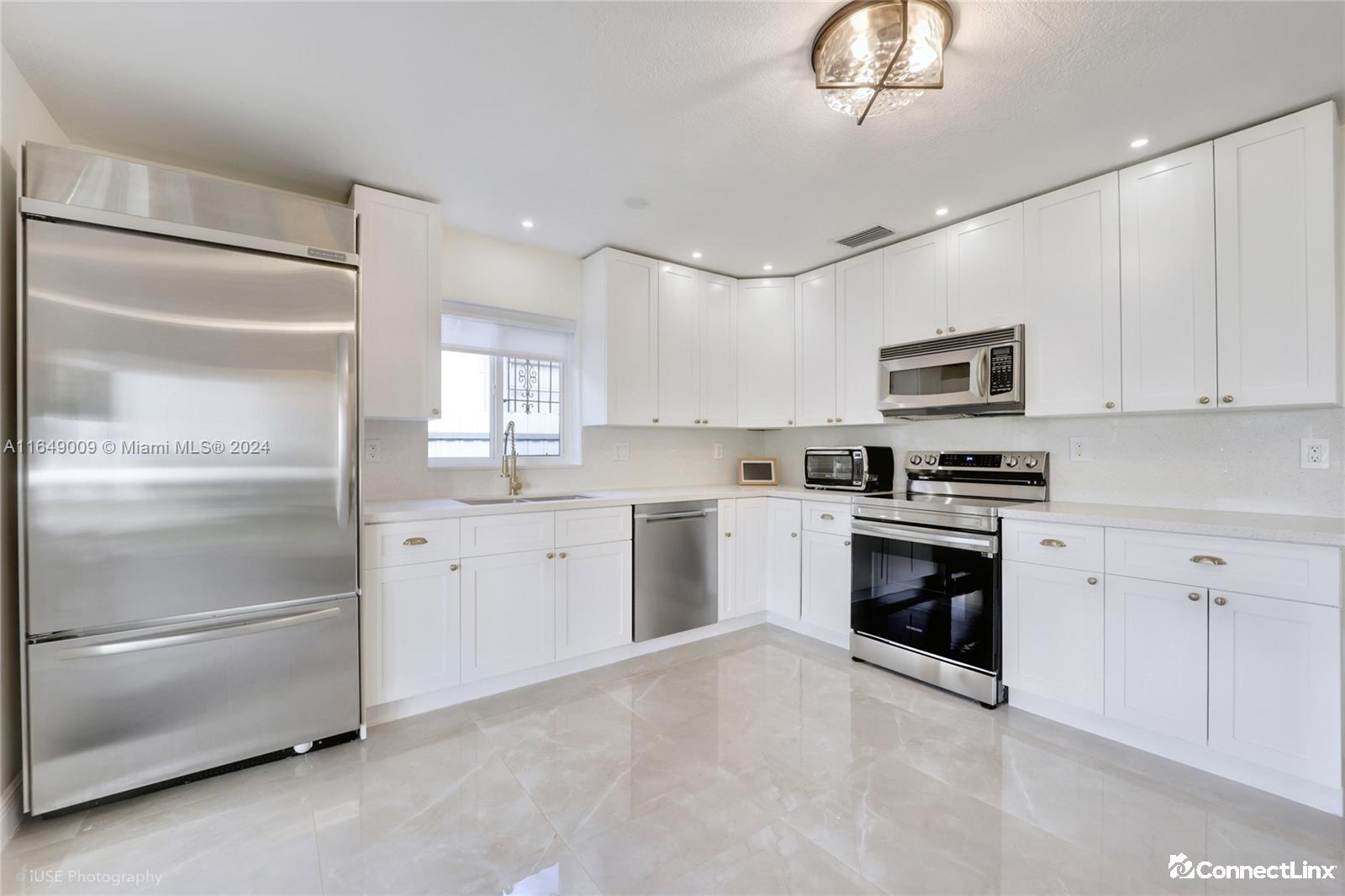 Photo 4 of 3 bed single family home in Coral Gables