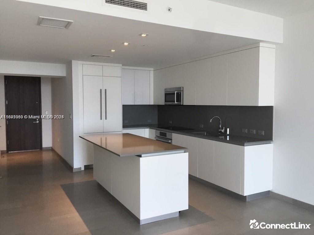 Photo 3 of 1 bed condo in Miami