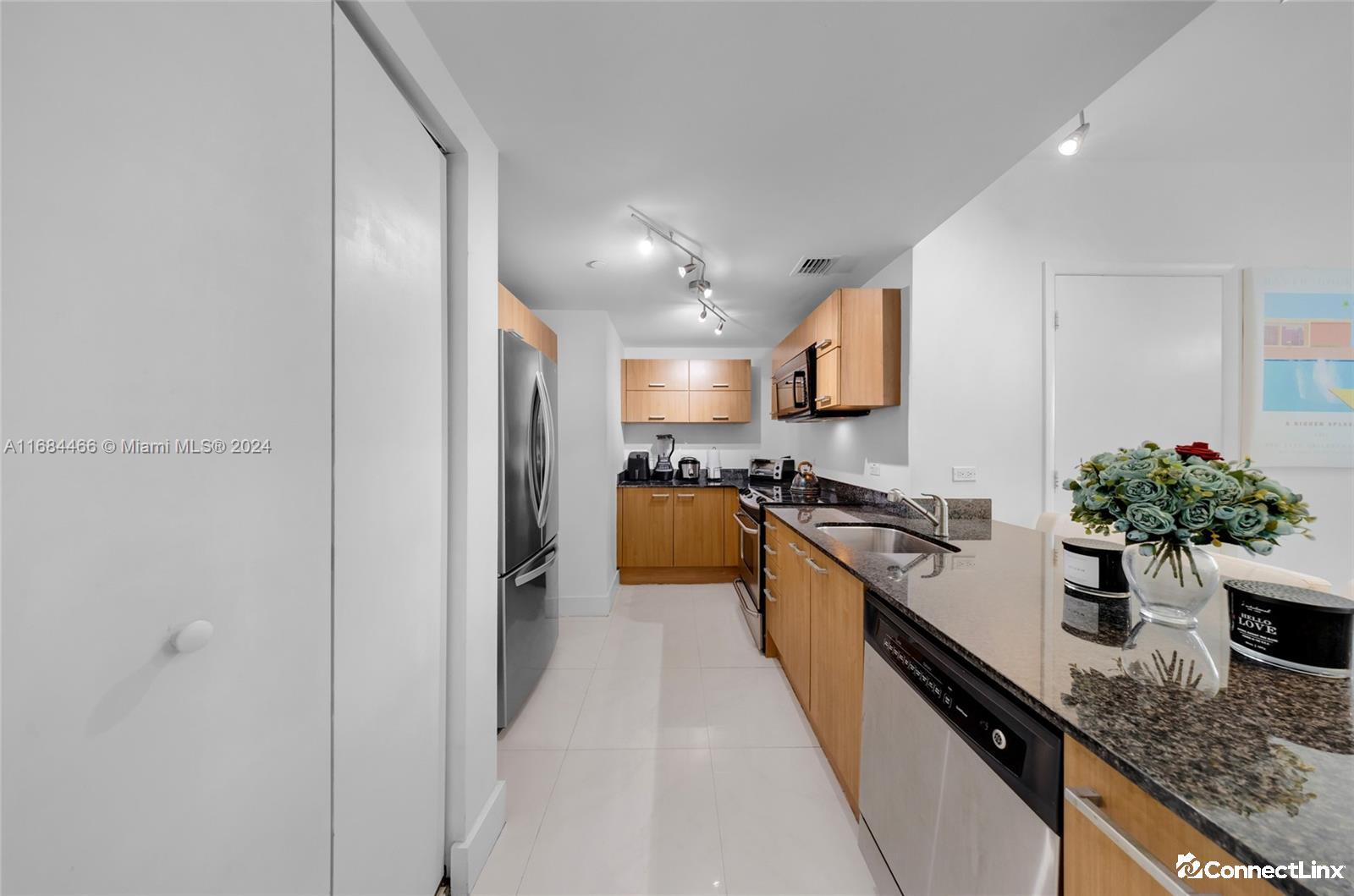 Photo 4 of 2 bed condo in Miami