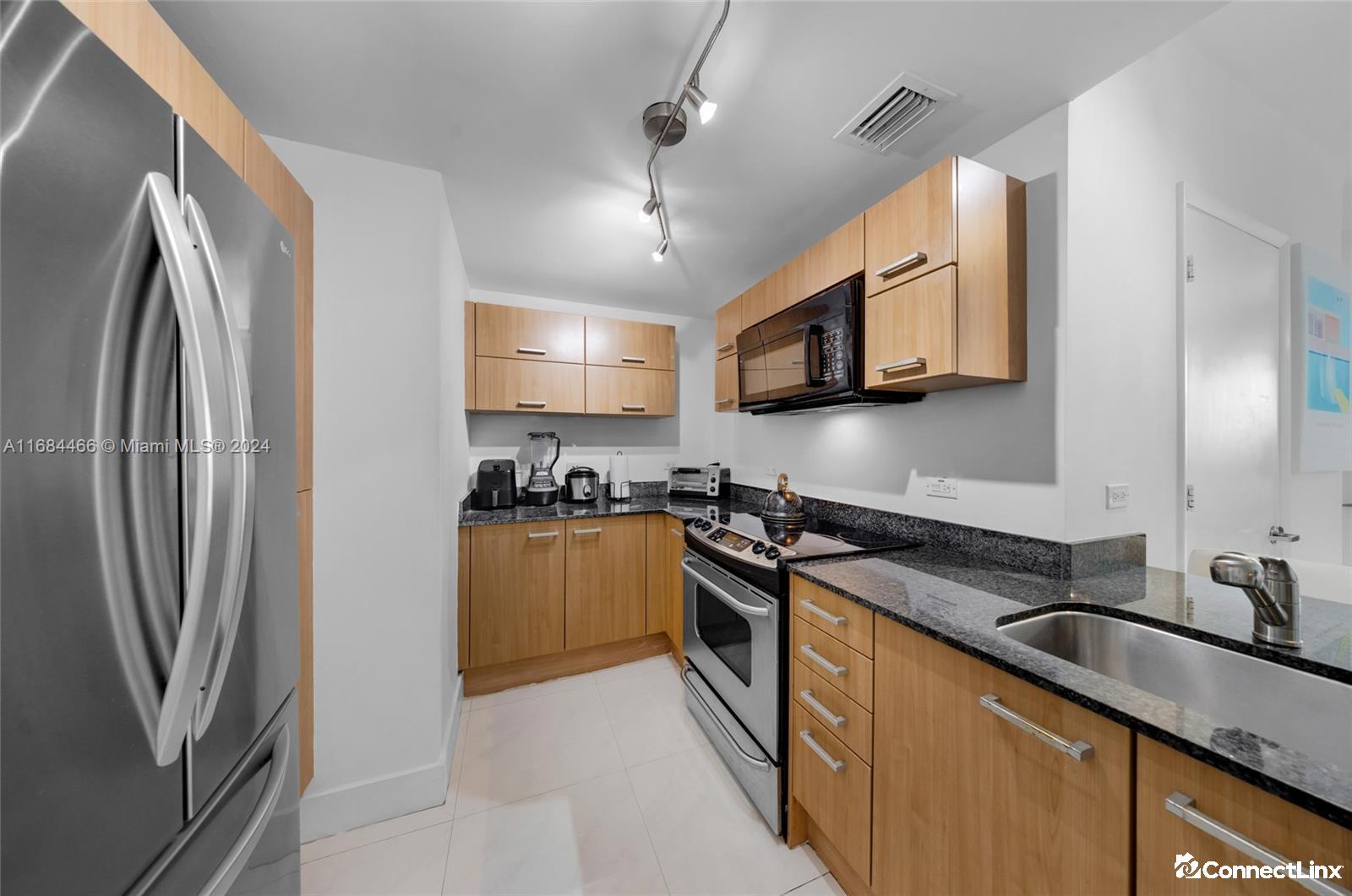 Photo 6 of 2 bed condo in Miami