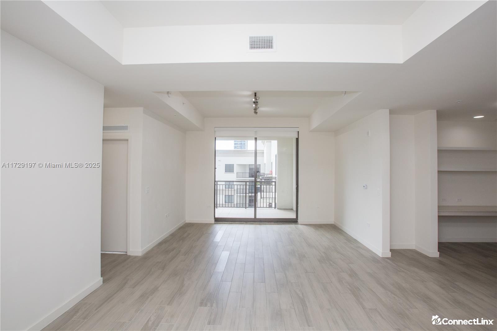 Photo 4 of 2 bed condo in Miami