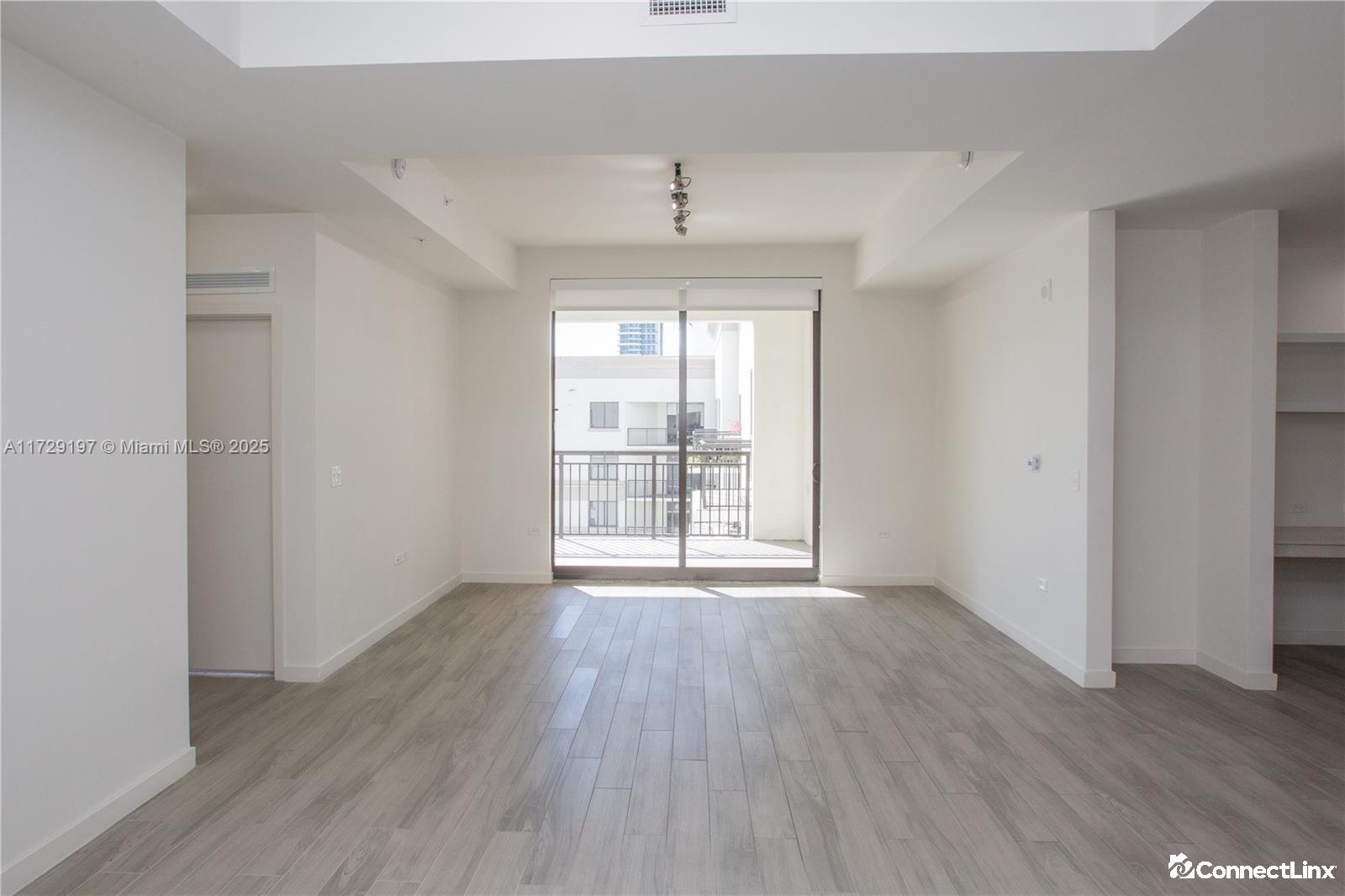 Photo 5 of 2 bed condo in Miami