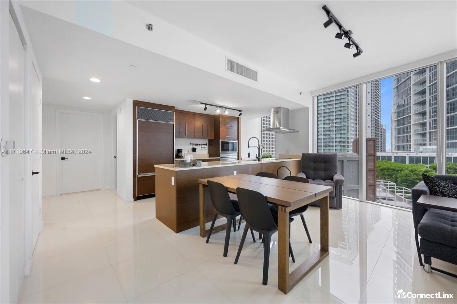 Photo 3 of 2 bed condo in Miami