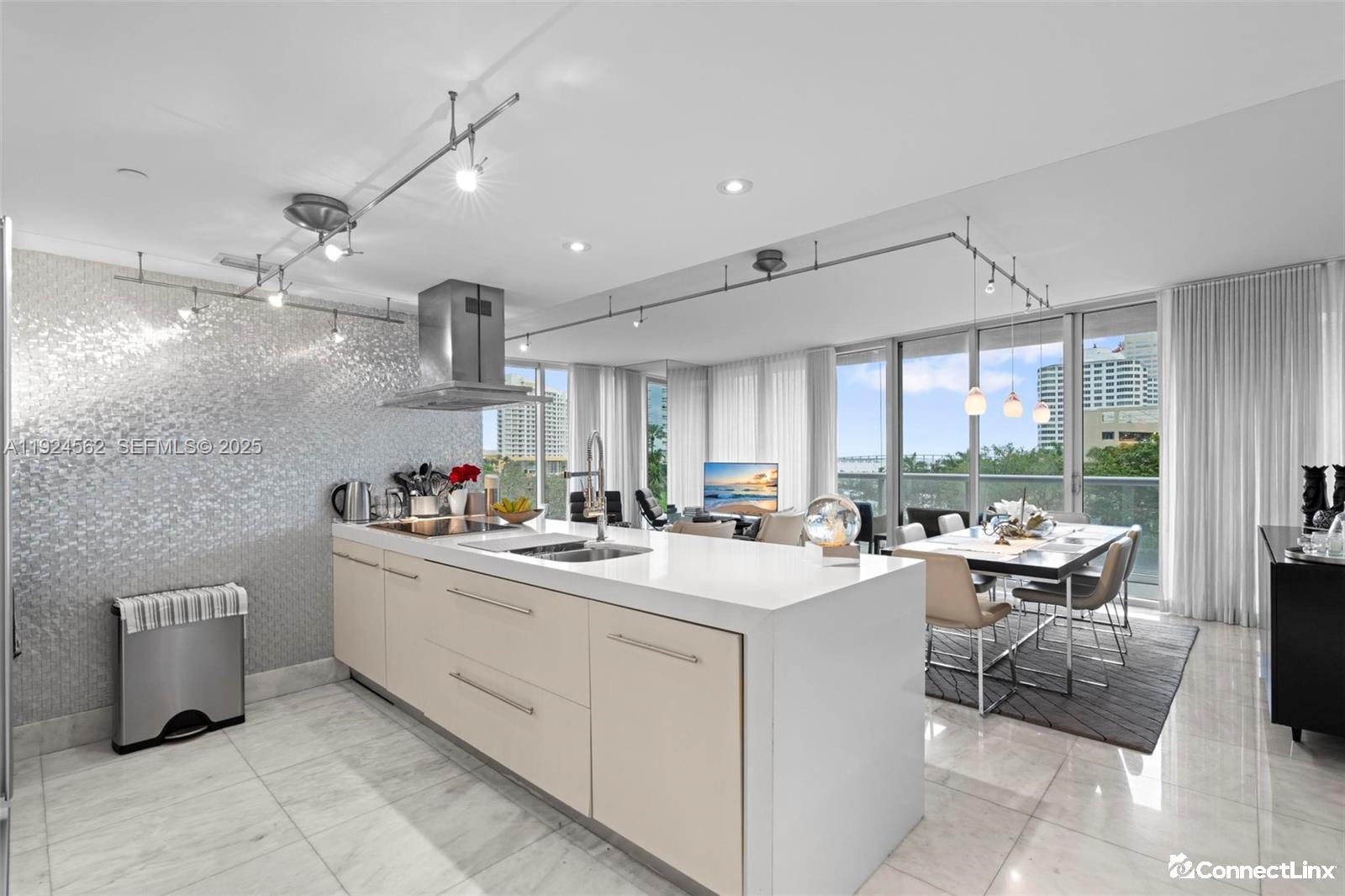 Photo 2 of 3 bed condo in Miami