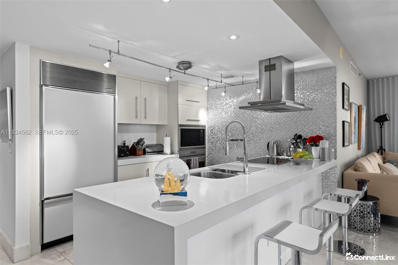 Photo 4 of 3 bed condo in Miami