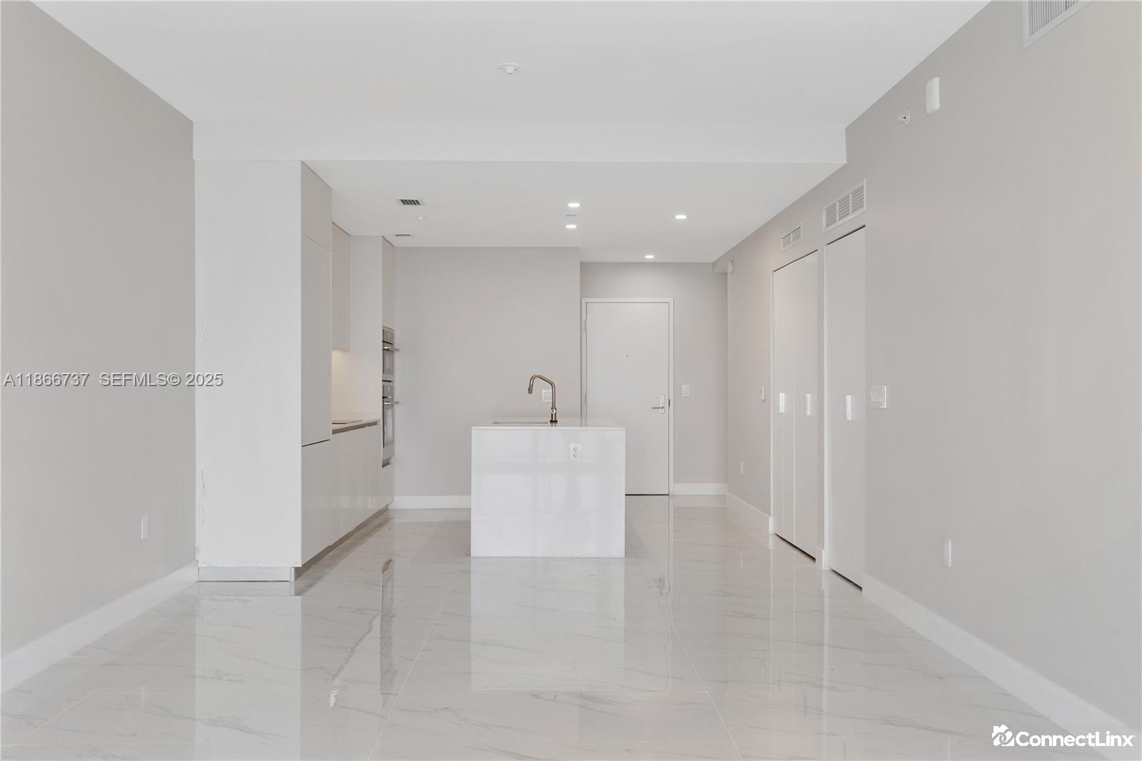 Photo 4 of 3 bed condo in Miami