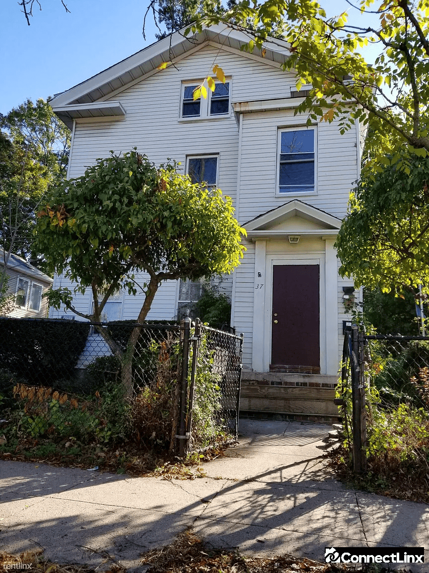 Photo 3 of 4 bed apartment in New Haven
