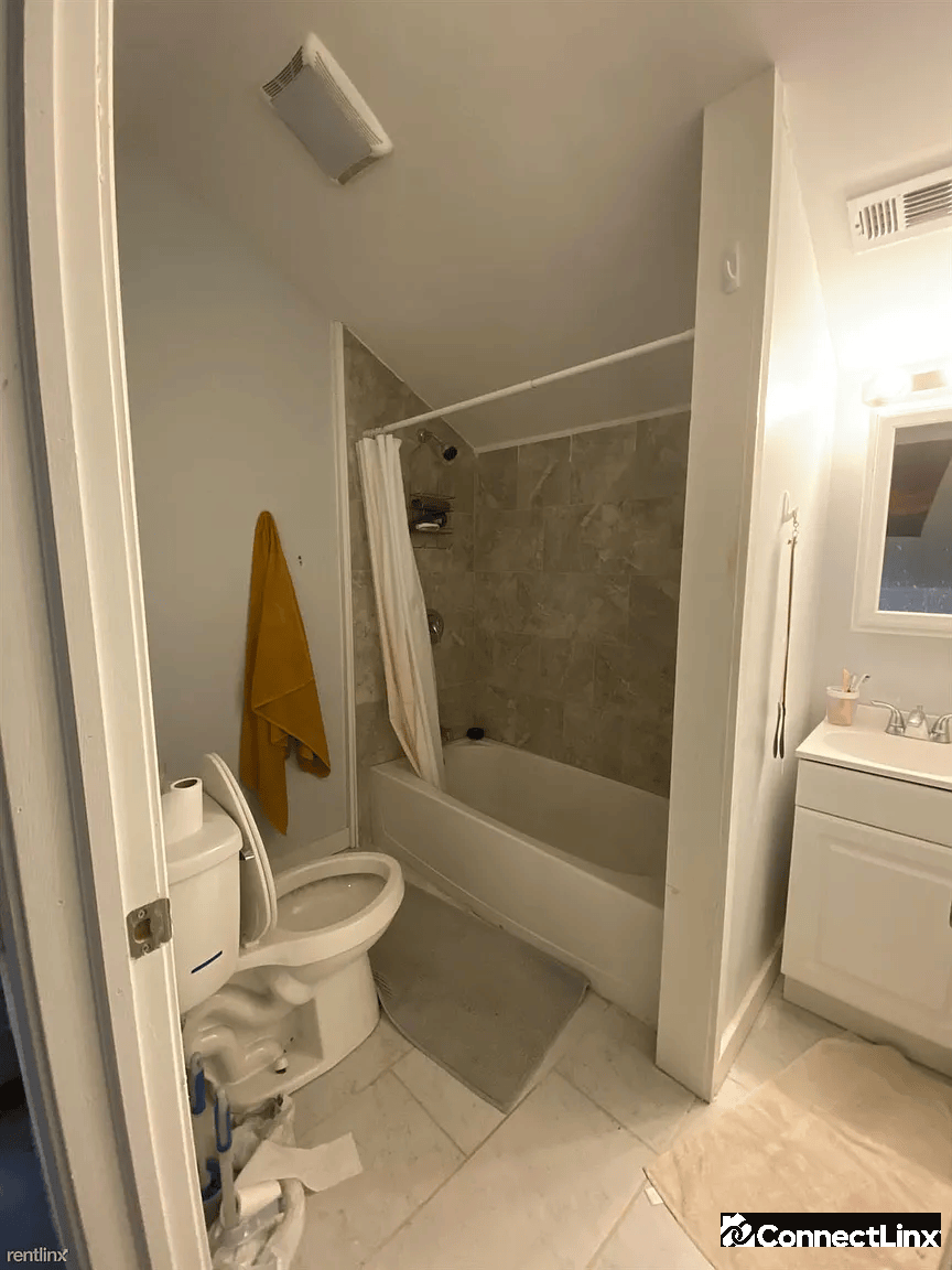 Photo 4 of 4 bed apartment in New Haven