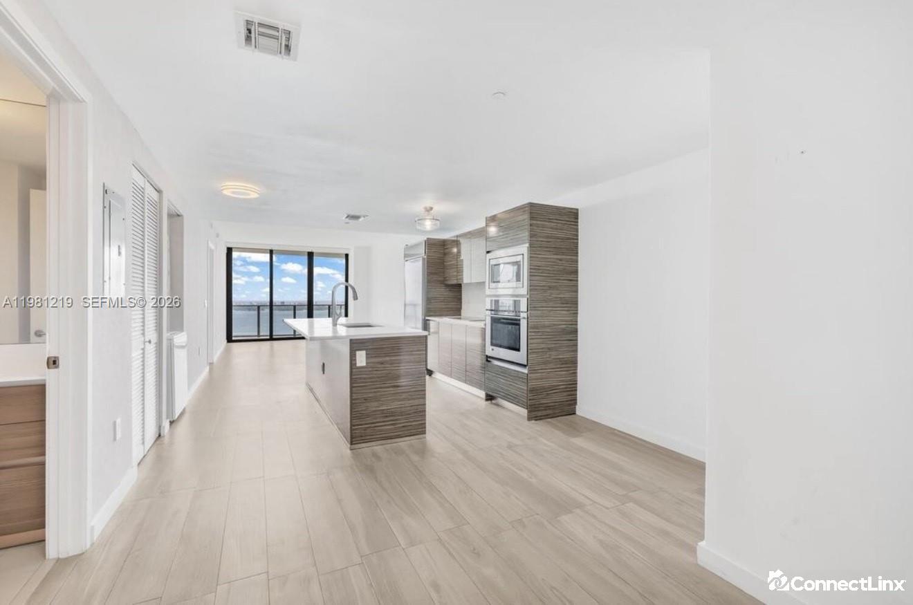 Photo 3 of 2 bed condo in Miami