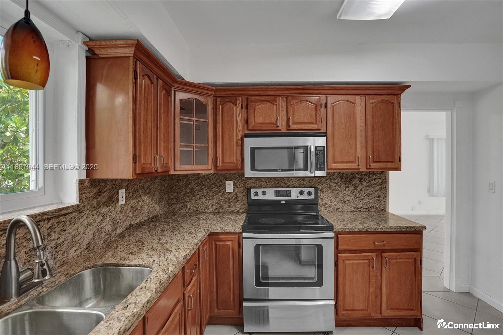 Photo 2 of 3 bed single family home in Surfside
