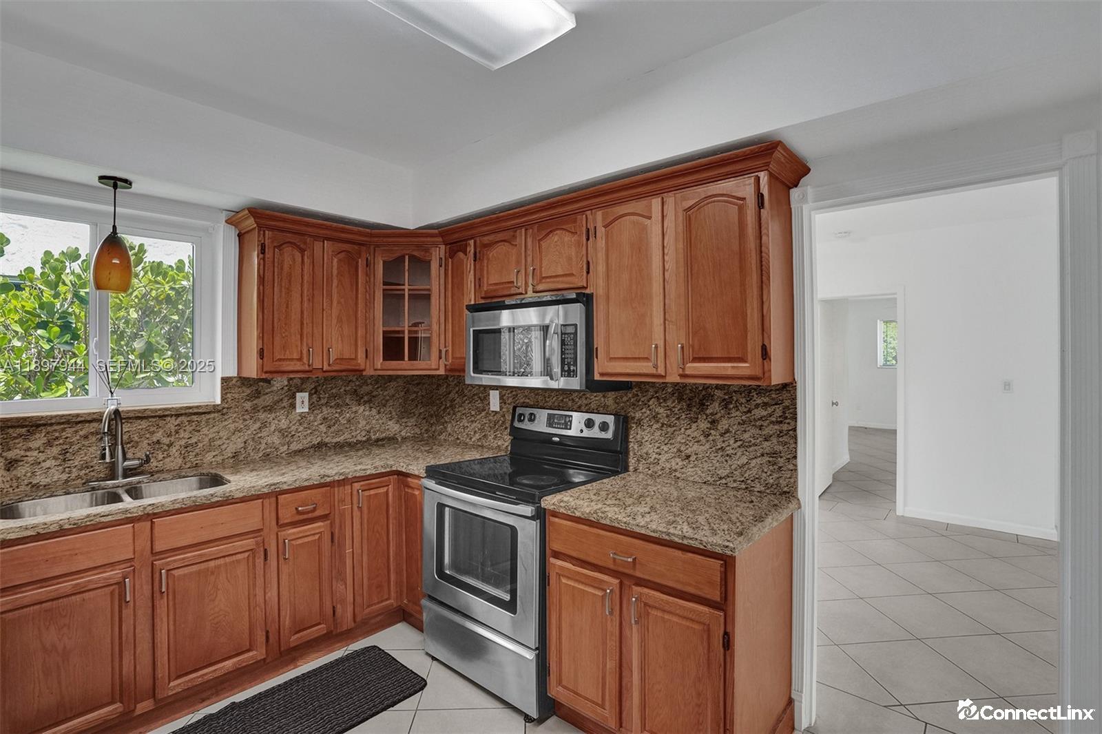 Photo 4 of 3 bed single family home in Surfside