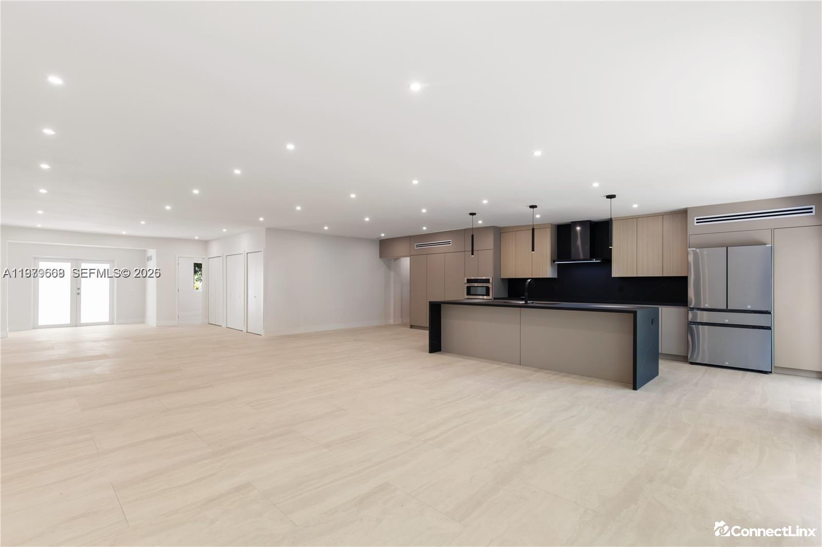 Photo 3 of 4 bed single family home in Miami