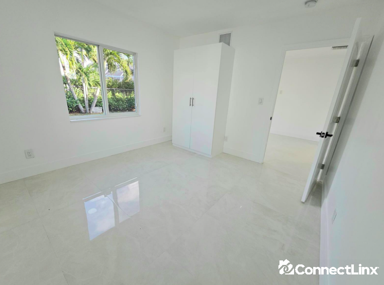Photo 4 of 3 bed single family home in Tamarac