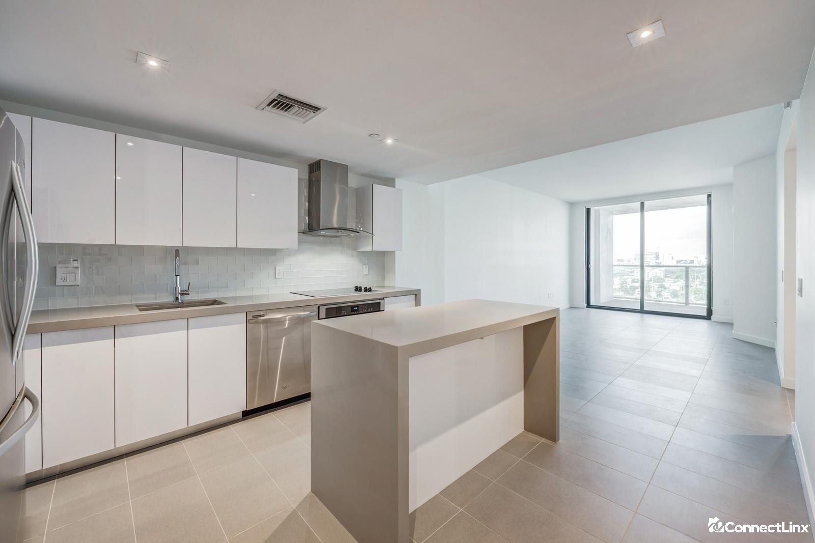 Photo 3 of 1 bed condo in Miami