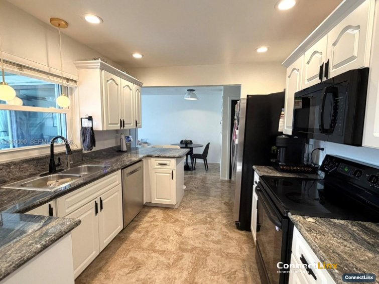 Photo 4 of 3 bed single family home in Cooper City