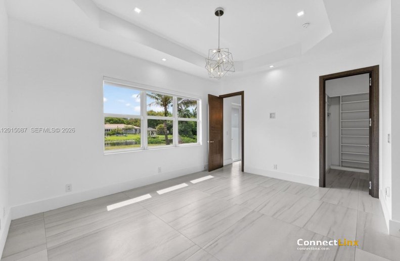 Photo 3 of 5 bed single family home in Davie