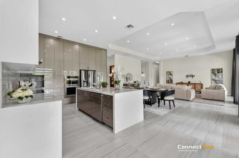 Photo 4 of 5 bed single family home in Davie