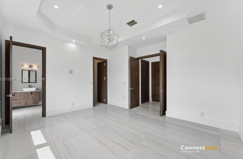 Photo 7 of 5 bed single family home in Davie