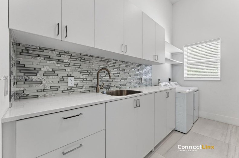 Photo 8 of 5 bed single family home in Davie
