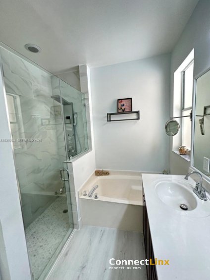 Photo 3 of 4 bed single family home in Hollywood