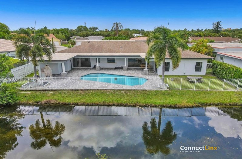 4 Bed House in Weston