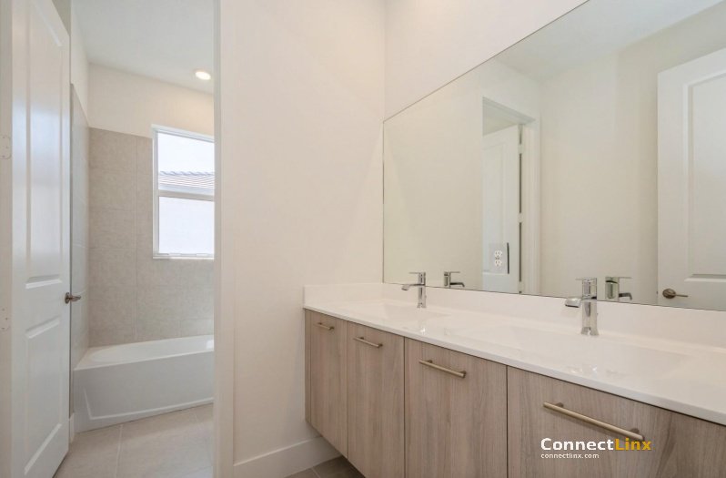 Photo 4 of 4 bed single family home in Davie