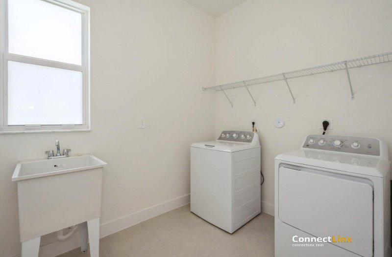 Photo 5 of 4 bed single family home in Davie