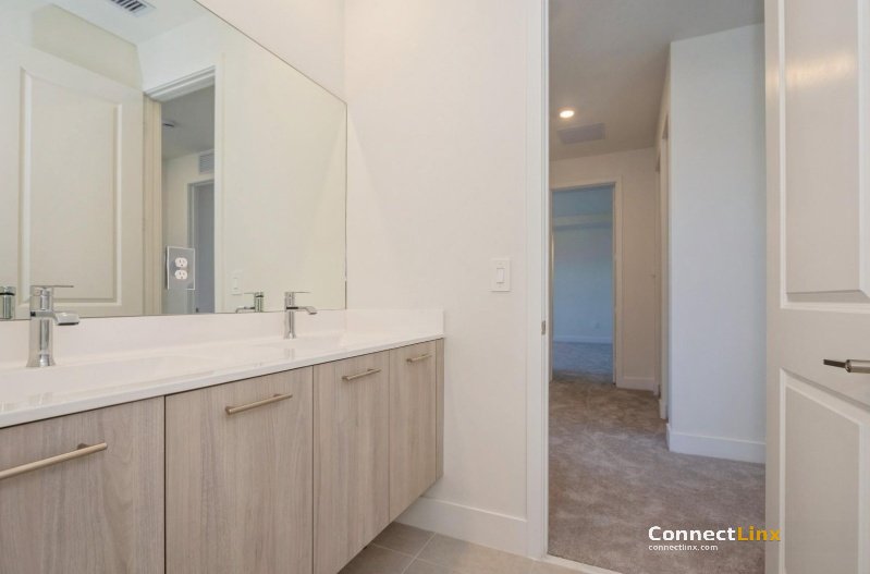 Photo 8 of 4 bed single family home in Davie