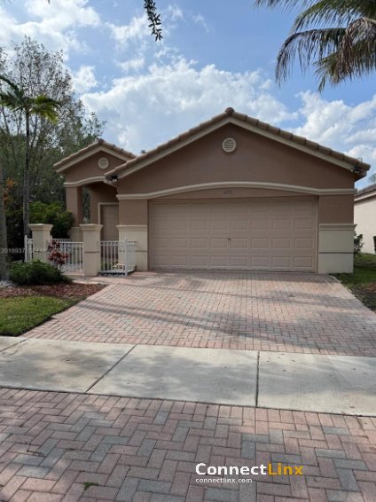 3 Bed House in Weston