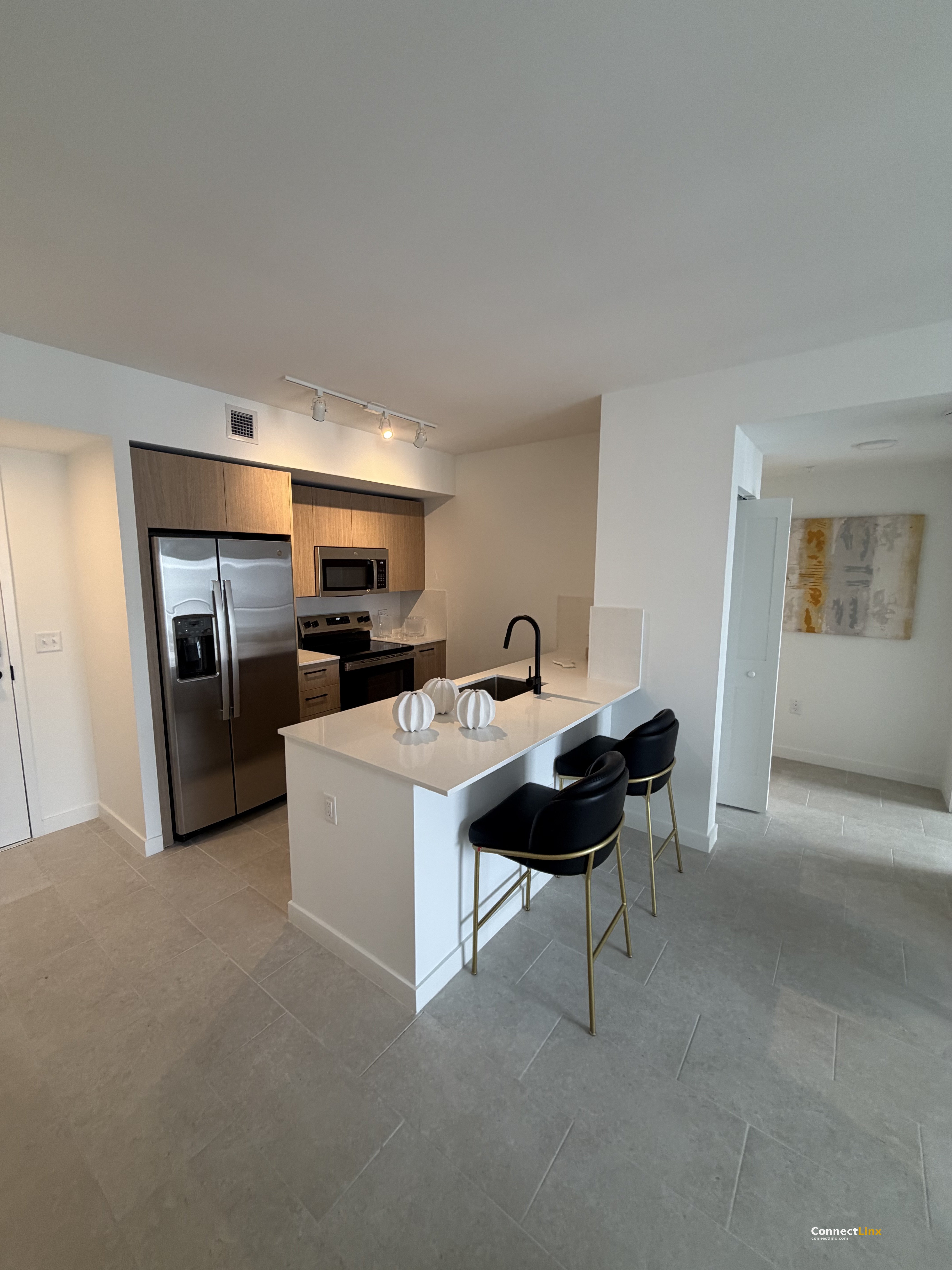 Photo 2 of 1 bed apartment in Hialeah