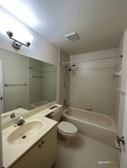 Photo 2 of 3 bed condo in Hollywood