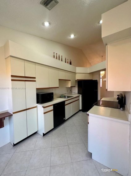 Photo 4 of 3 bed condo in Hollywood