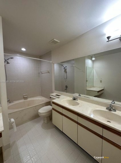 Photo 5 of 3 bed condo in Hollywood