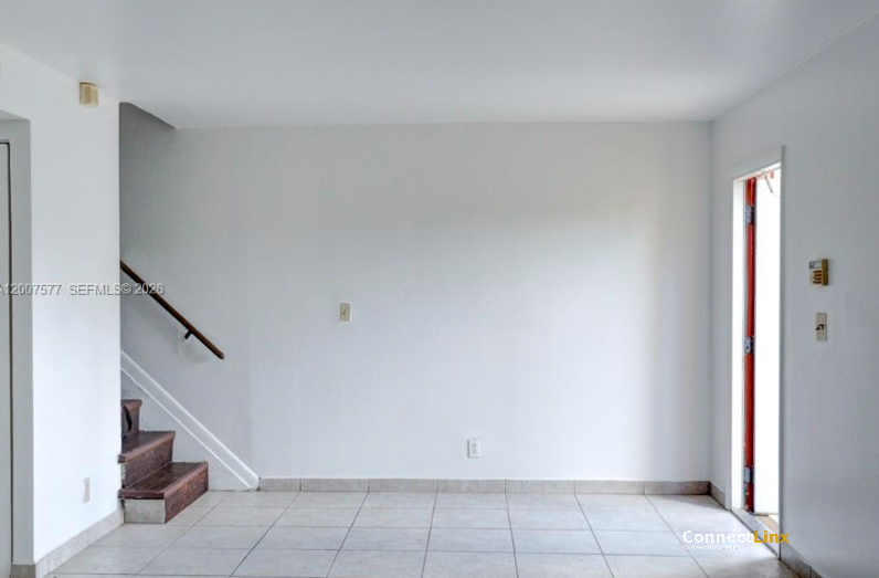 Photo 2 of 3 bed townhouse in Davie