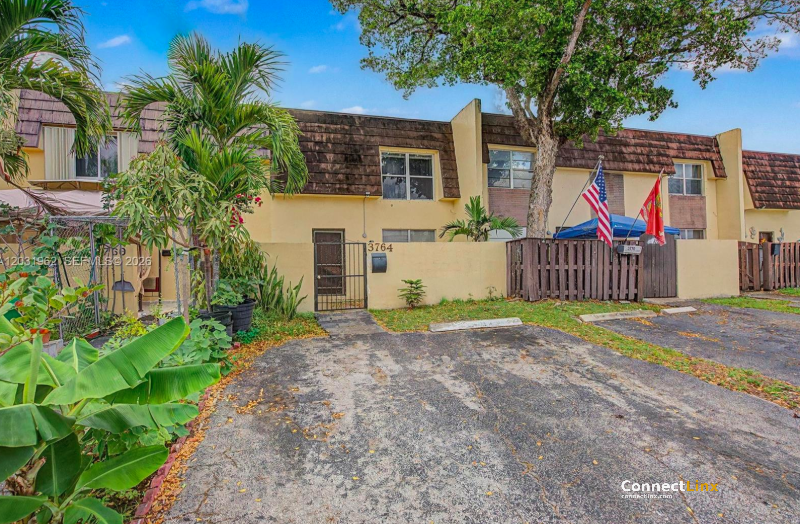 3 bed townhome in Davie