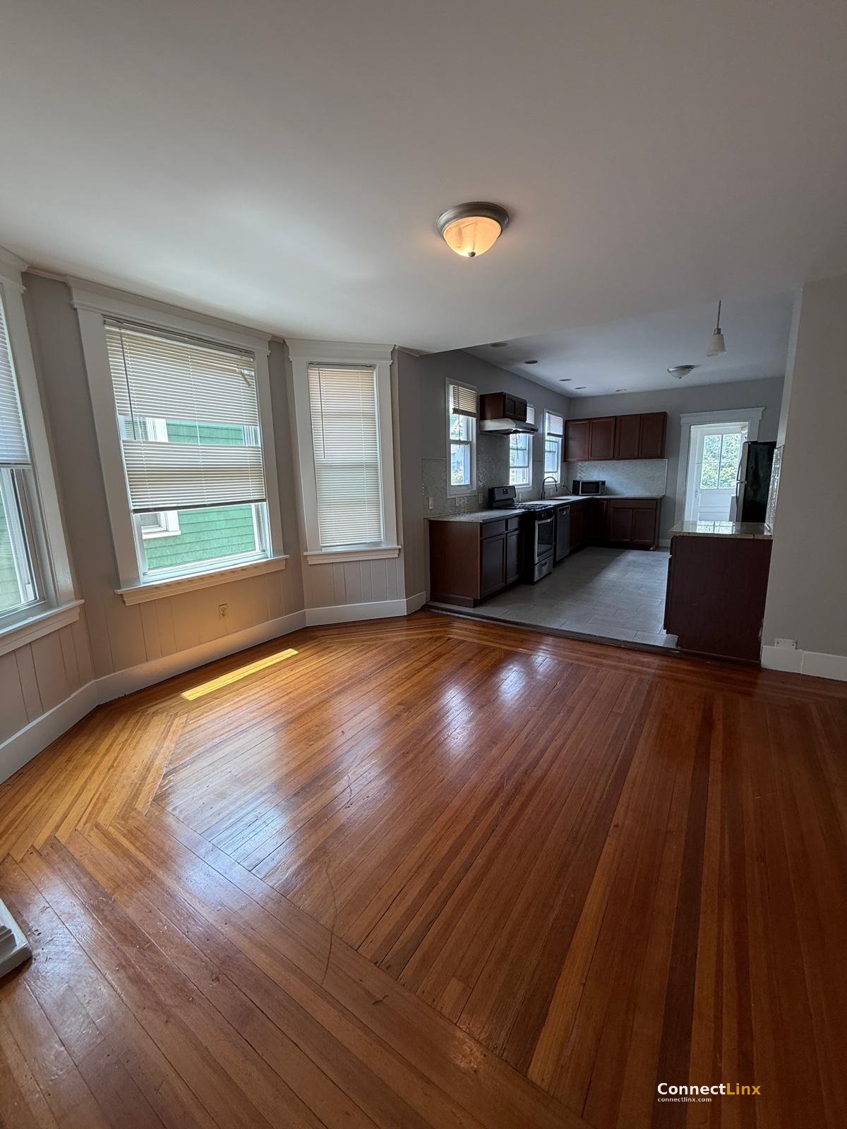 Photo 2 of 6 bed apartment in New Haven