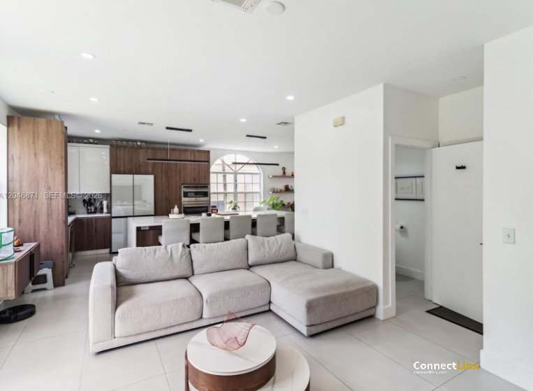 Photo 2 of 3 bed single family home in Pembroke Pines