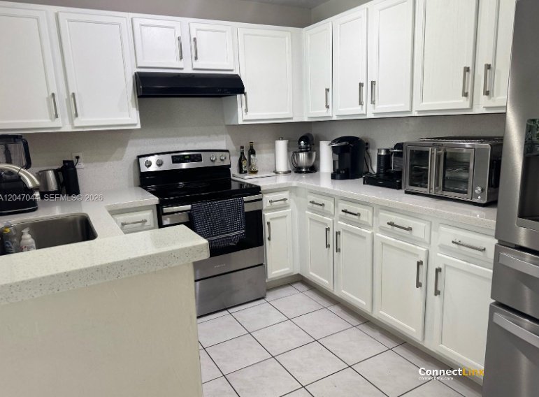 Photo 8 of 4 bed single family home in Davie