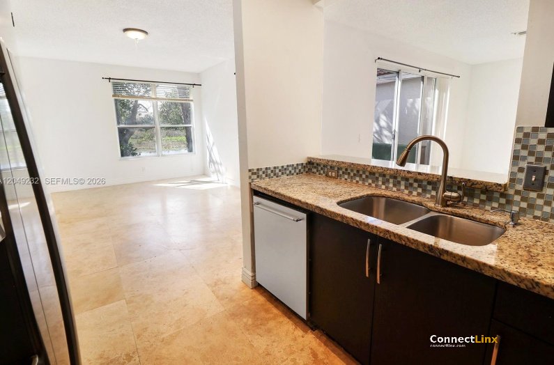 Photo 2 of 3 bed townhouse in Pembroke Pines