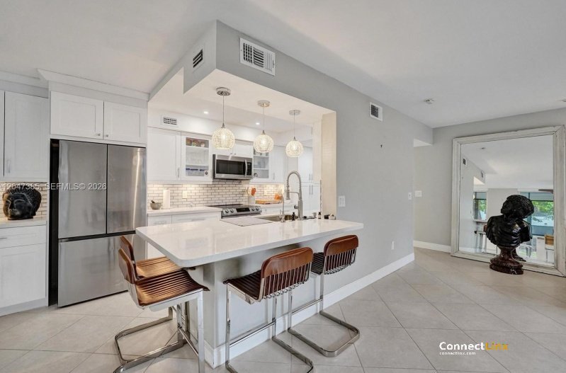 Photo 2 of 2 bed condo in Hollywood