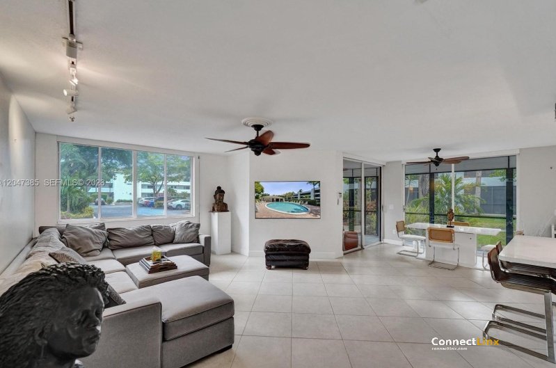 Photo 3 of 2 bed condo in Hollywood