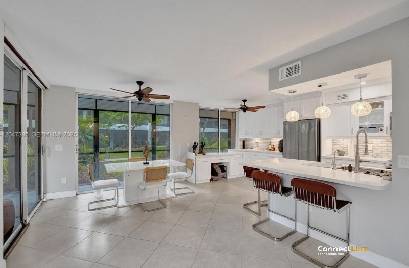 Photo 4 of 2 bed condo in Hollywood