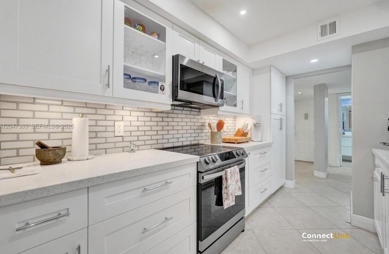 Photo 5 of 2 bed condo in Hollywood
