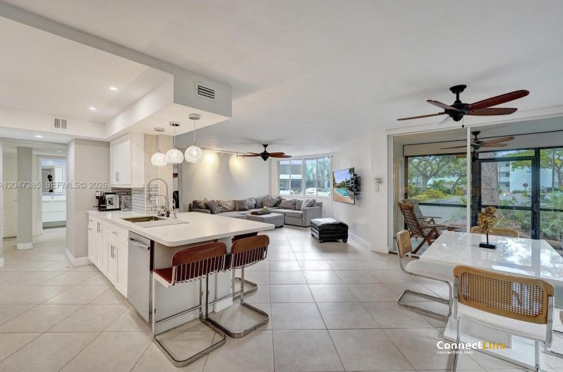 Photo 8 of 2 bed condo in Hollywood