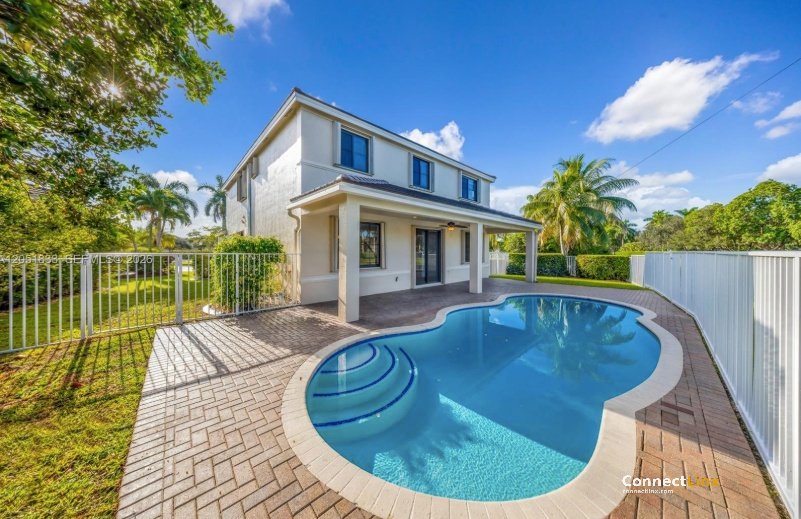 5 bed house in Weston