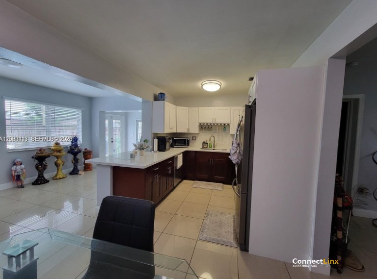 Photo 2 of 3 bed single family home in Pembroke Pines